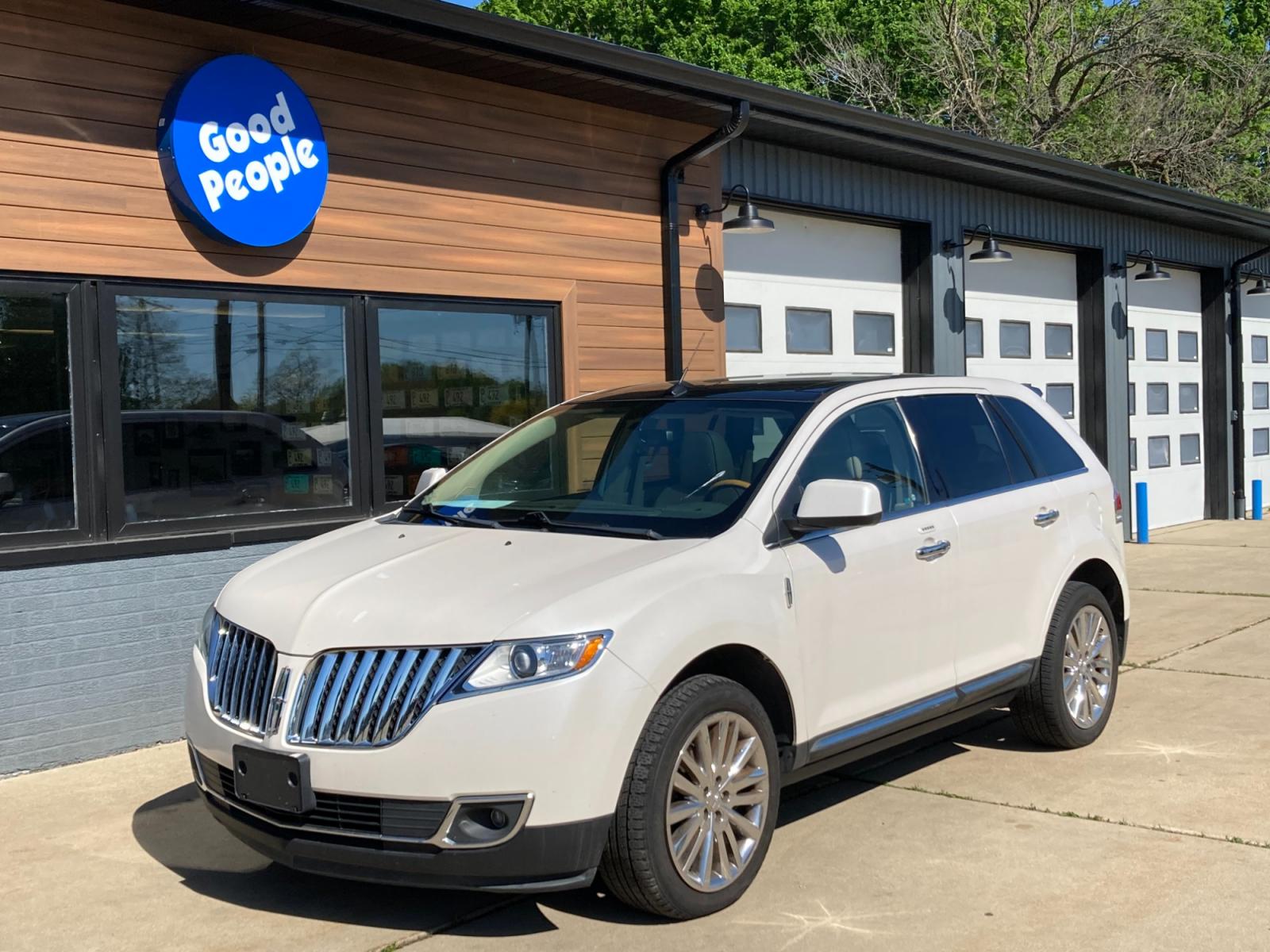 2011 White Platinum Lincoln MKX AWD (2LMDJ8JK8BB) with an 3.7L V6 DOHC 24V engine, 6-Speed Automatic transmission, located at 1800 South Ihm Blvd, Freeport, IL, 61032, (815) 232-5543, 42.278645, -89.607994 - Photo #3